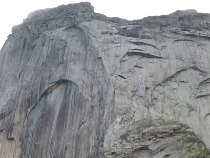 Lofoten, Moskensøya, Storskiva, Ørneeggen, Juho Knuuttila, Misha Mishin - Una porzione della parete ovest di Storskiva sull'isola di Moskensøya, Lofoten, salita per la prima volta da Juho Knuuttila e Misha Mishin nell'agosto 2021 con la lora via Ørneeggen 