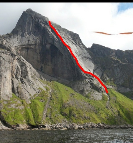 Lofoten, Moskensøya, Storskiva, Ørneeggen, Juho Knuuttila, Misha Mishin - La parete ovest di Storskiva e il tracciato di Ørneeggen sull'isola di Moskensøya alle Lofoten, aperta di Juho Knuuttila e Misha Mishin nell'agosto 2021