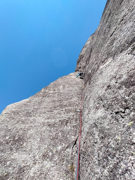 Val di Mello, arrampicata, Viaggio nell’iperspazio, Scoglio della Metamorfosi, Caterina Bassi, Stefano Libera, Martino Quintavalla - Caterina Bassi in apertura su L2 di Viaggio nell’iperspazio allo Scoglio della Metamorfosi in Val di Mello