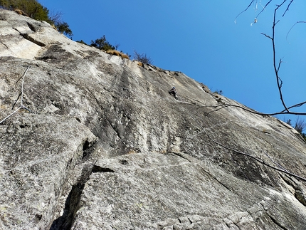 Val di Mello, arrampicata, Viaggio nell’iperspazio, Scoglio della Metamorfosi, Caterina Bassi, Stefano Libera, Martino Quintavalla - Caterina Bassi su L4 di Viaggio nell’iperspazio allo Scoglio della Metamorfosi in Val di Mello