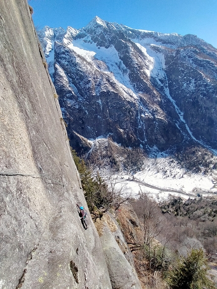 Val di Mello, arrampicata, Viaggio nell’iperspazio, Scoglio della Metamorfosi, Caterina Bassi, Stefano Libera, Martino Quintavalla - Caterina Bassi su L4 di Viaggio nell’iperspazio allo Scoglio della Metamorfosi in Val di Mello