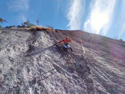 Val di Mello, arrampicata, Viaggio nell’iperspazio, Scoglio della Metamorfosi, Caterina Bassi, Stefano Libera, Martino Quintavalla - Stefano Libera in apertura su L5 di Viaggio nell’iperspazio allo Scoglio della Metamorfosi in Val di Mello