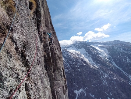 Val di Mello, arrampicata, Viaggio nell’iperspazio, Scoglio della Metamorfosi, Caterina Bassi, Stefano Libera, Martino Quintavalla - Caterina Bassi in apertura su L5 di Viaggio nell’iperspazio allo Scoglio della Metamorfosi in Val di Mello