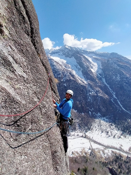 Val di Mello, arrampicata, Viaggio nell’iperspazio, Scoglio della Metamorfosi, Caterina Bassi, Stefano Libera, Martino Quintavalla - Martino Quintavalla in apertura su L6 di Viaggio nell’iperspazio allo Scoglio della Metamorfosi in Val di Mello