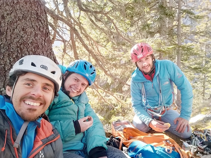 Val di Mello, arrampicata, Viaggio nell’iperspazio, Scoglio della Metamorfosi, Caterina Bassi, Stefano Libera, Martino Quintavalla - Martino Quintavalla, Caterina Bassi e Stefano Libera in cima allo Scoglio della Metamorfosi in Val di Mello dopo l'apertura di Viaggio nell’iperspazio