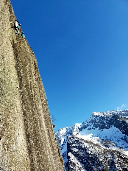 Val di Mello, arrampicata, Viaggio nell’iperspazio, Scoglio della Metamorfosi, Caterina Bassi, Stefano Libera, Martino Quintavalla - Le calate da Viaggio nell’iperspazio allo Scoglio della Metamorfosi in Val di Mello: 