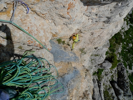 Sass de Stria, Dolomiti, Papilio, Anna Coubal, Michal Coubal - Anna Coubalová durante la prima salita di Papilio sul Sass de Stria nelle Dolomiti