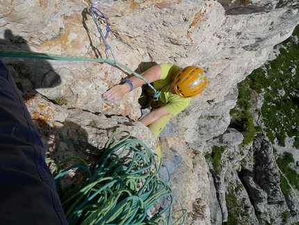 Sass de Stria, Dolomiti, Papilio, Anna Coubal, Michal Coubal - Anna Coubalová durante la prima salita di Papilio sul Sass de Stria nelle Dolomiti