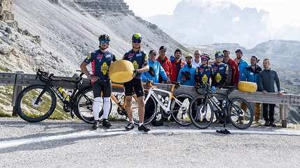 North6, Simon Gietl, Roger Schäli - Simon Gietl, Roger Schäli and the crew at the Auronzo hut at the Tre Cime di Lavaredo in the Dolomites at the start of the North6 project