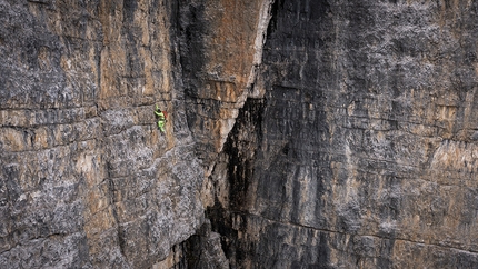 North6, Simon Gietl, Roger Schäli - Simon Gietl climbing the Comici route on Cima Grande di Lavaredo with Roger Schäli as part of their North6 project