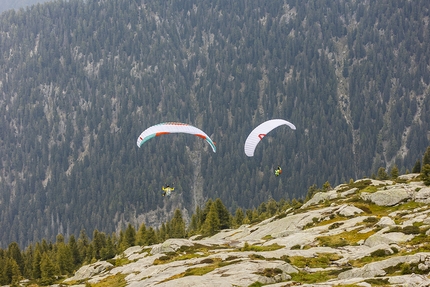 North6, Simon Gietl, Roger Schäli - Pizzo Badile: Simon Gietl and Roger Schäli paragliding down to Bondo 