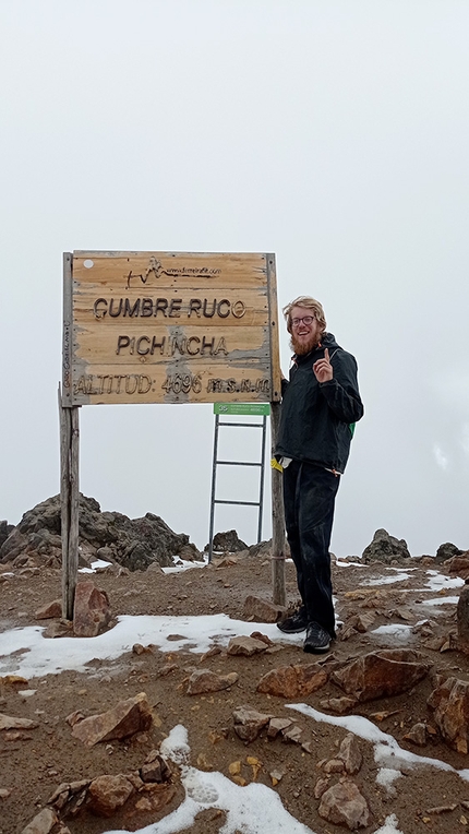 Nicolò Guarrera, Pieroad, Un giro del mondo a piedi - Nicolò Guarrera, un giro del mondo a piedi: Cima del Rucu Pichincha, Quito, Ecuador 4696m