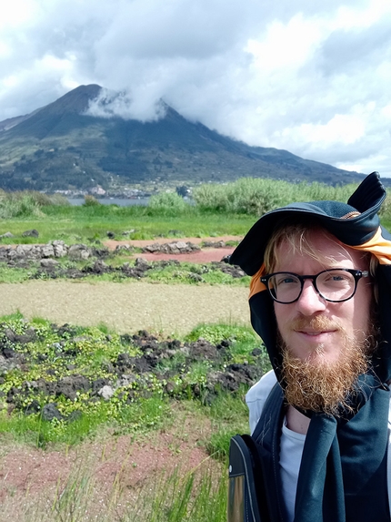 Nicolò Guarrera, Pieroad, Un giro del mondo a piedi - Nicolò Guarrera, un giro del mondo a piedi: Monte Ibarra, lungo la strada verso l’omonima città. Ecuador 