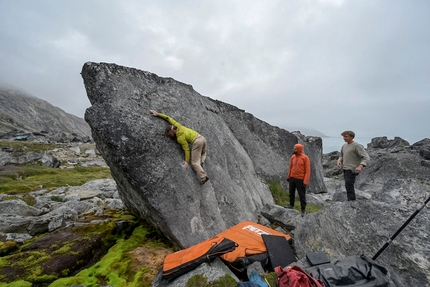 Greenland, Nicolas Favresse, Sean Villanueva O'Driscoll, Jean-Louis Wertz, Aleksej Jaruta - World-class bouldering in Greenland