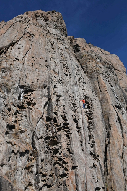 Greenland, Nicolas Favresse, Sean Villanueva O'Driscoll, Jean-Louis Wertz, Aleksej Jaruta - Nico Favresse climbing an exceptional pitch through huecos on a big wall at the Kangertigtivatsiaq fjord Greenland