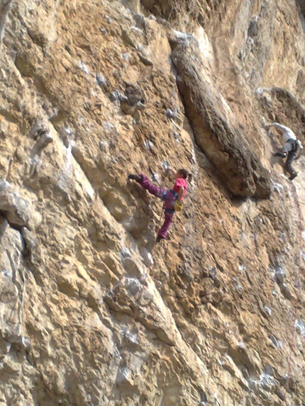 Eva Scroccaro - La triestina Eva Scroccaro mentre sale il suo primo 8a, Giljotina, a Misja Pec, Slovenia