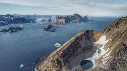 Greenland, Siren Tower, Matteo Della Bordella, Silvan Schüpbach, Symon Welfringer - Greenland Mythics Cirque: the landscape