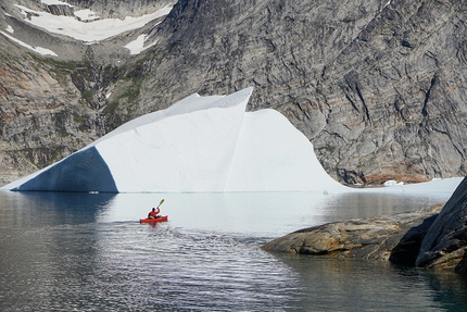 Groenlandia, Siren Tower, Matteo Della Bordella, Silvan Schüpbach, Symon Welfringer - Matteo Della Bordella in kayak in Groenlandia