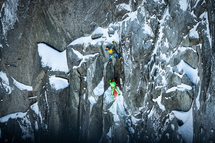 Petit Dru, Simon Gietl, Roger Schäli, North6 - Roger Schäli assicurato da Simon Gietl affronta il tratto chiave sulla nord del Petit Dru