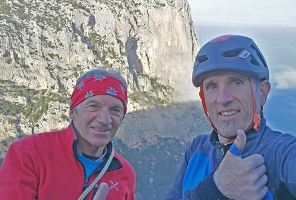 40 on the Rock, Punta Argennas, Sardegna, Rolando Larcher - Francesco Mich e Rolando Larcher in cima dopo l'apertura di '40 on the Rock', Punta Argennas, Sardegna