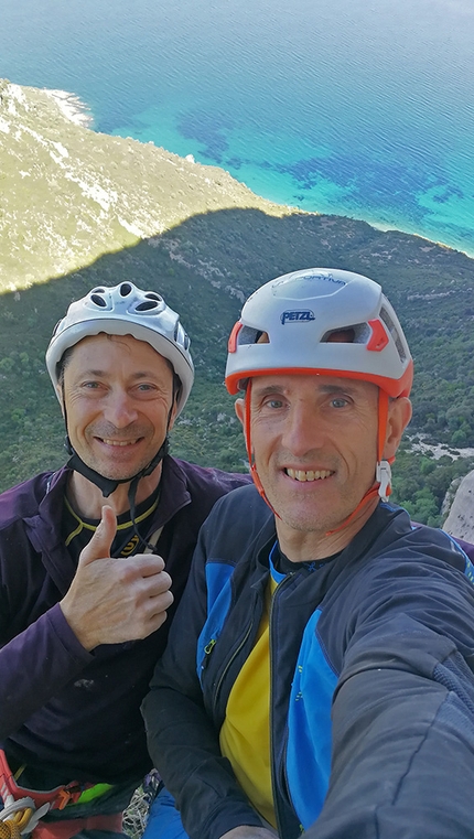 40 on the Rock, Punta Argennas, Sardegna, Rolando Larcher - Herman Zanetti e Rolando Larcher in cima dopo la prima libera di '40 on the Rock', Punta Argennas, Sardegna