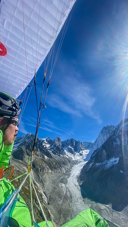 Grandes Jorasses, Simon Gietl, Roger Schäli, North6 - Simon Gietl in volo verso le Grandes Jorasses, dopo il decollo dal Refuge de la Charpoua