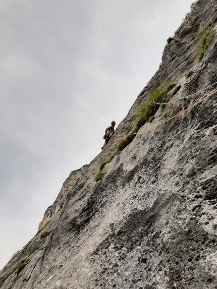 Parete di Ferro, Lastia di Framont, Gruppo della Moiazza, Dolomiti - Sul secondo tiro della via Del Din - Dell'Antone alla Parete di Ferro, Lastia di Framont (Moiazza, Dolomiti)