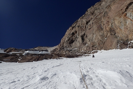 Voennikh Topografov, Tien Shan, Dmitry Golovchenko, Sergei Nilov, Dmitry Grigoryev - Voennikh Topografov South Face (Dmitry Golovchenko, Sergei Nilov, Dmitry Grigoryev)