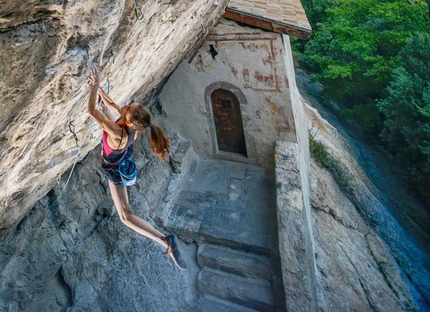 Laura Rogora - Laura Rogora si aggiudica la prima ripetizione di Erebor nella falesia Eremo di San Paolo ad Arco. Gradata 9b/+ e liberata da Stefano Ghisolfi a gennaio, è considerata la via d’arrampicata sportiva più difficile in Italia. È la prima volta che una donna sale una vie di questa difficoltà.