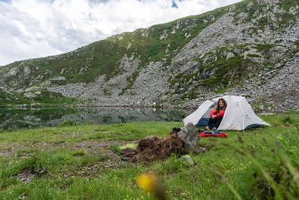 Elisa Cortelazzo - Elisa Cortelazzo attraverso le Alpi a piedi in solitaria. 'Quando ho scattato questa foto ancora non sapevo che notte terribile avrei passato, sveglia a sentire avvicinarsi i tuoni e a sperare che la grandine non strappasse la tenda.'