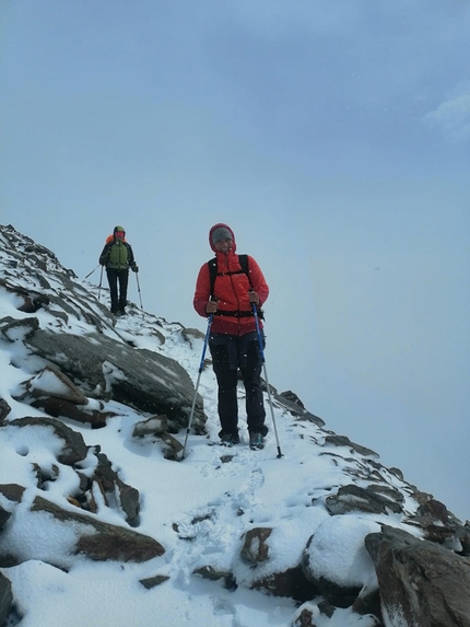 Elisa Cortelazzo - Elisa Cortelazzo: discesa dal Vioz, con la neve e il vento che pungono mani e faccia