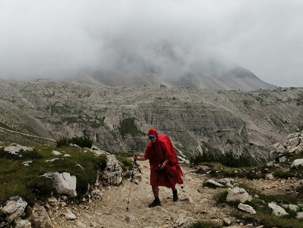 Elisa Cortelazzo - La mia attrezzatura da pioggia: il poncho! Quel giorno il temporale mi ha risparmiato la solita folla delle Tre Cime