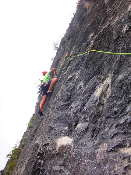 Lucifero, Costa dell’Anglone, Valle del Sarca, Matteo Rivadossi, Simone Monecchi, Silvio Fieschi - Matteo Parecchini sulla placca spietata di L1 di Lucifero al Costa dell’Anglone in Valle del Sarca