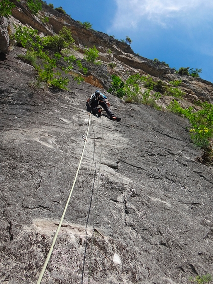 Lucifero, Costa dell’Anglone, Valle del Sarca, Matteo Rivadossi, Simone Monecchi, Silvio Fieschi - Aderenza e tacche sul muro grigio di L5 di Lucifero al Costa dell’Anglone in Valle del Sarca