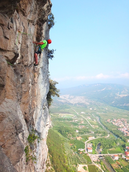 Lucifero, Costa dell’Anglone, Valle del Sarca, Matteo Rivadossi, Simone Monecchi, Silvio Fieschi - Alla fine del traverso sospeso di L8 di Lucifero al Costa dell’Anglone in Valle del Sarca