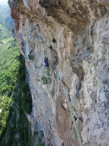 Lucifero, Costa dell’Anglone, Valle del Sarca, Matteo Rivadossi, Simone Monecchi, Silvio Fieschi - Il Traverso Sospeso di L8 di Lucifero al Costa dell’Anglone in Valle del Sarca