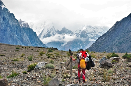 James Price, Pakistan, Karakoram  - James Price portando 30kg di materiale a Campo Base