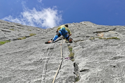 Bepino, Cima Uomo, Dolomiti di Brenta, Rolando Larcher, Michele Cagol - Rolando Larcher in apertura del 5° tiro Bepino alla Cima Uomo (Dolomiti di Brenta)