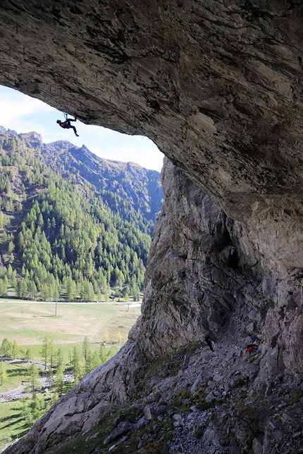 Matteo Pilon, Drytooling,Tomorrow's World, Dolomiti - Matteo Pilon in drytooling nella falesia Tomorrow's World, Dolomiti