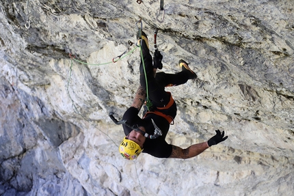 Gabriele Bagnoli, Drytooling,Tomorrow's World, Dolomiti - Gabriele Bagnoli in drytooling nella falesia Tomorrow's World, Dolomiti