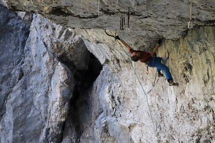 Matteo Pilon, Drytooling,Tomorrow's World, Dolomiti - Matteo Pilon in drytooling nella falesia Tomorrow's World, Dolomiti