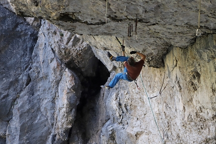 Matteo Pilon, Drytooling,Tomorrow's World, Dolomiti - Matteo Pilon in drytooling nella falesia Tomorrow's World, Dolomiti