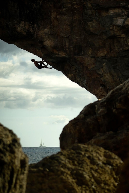 Jakob Schubert - Jakob Schubert on 15/10/2021 repeating Es Pontas, the famous Deep Water Solo established by Chris Sharma on the island of Mallorca in 2006