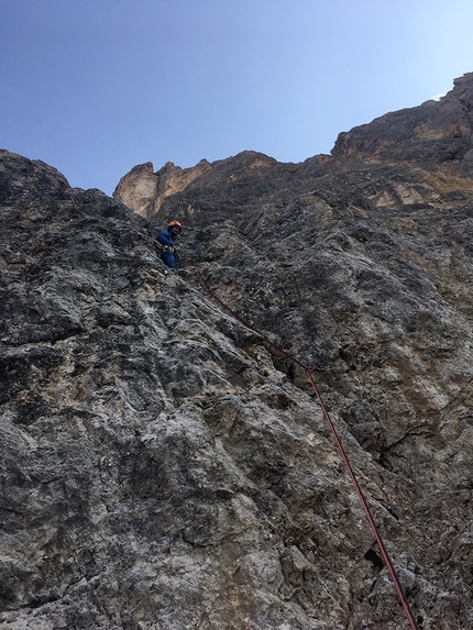 Sparalesto, Monte La Banca, Marmolada, Dolomiti, Susanna De Biasio, Davide Rovisi - Durante l'apertura di Sparalesto sul Pilastro del Monte La Banca (Gruppo Marmolada, Dolomiti), Susanna De Biasio, Davide Rovisi 09/2021. 'Davide in uno dei primi giorni in apertura, ovviamente il cielo in partenza era sempre azzurro, poi in discesa ci aspettava la grandine'