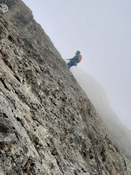 Sparalesto, Monte La Banca, Marmolada, Dolomiti, Susanna De Biasio, Davide Rovisi - Durante l'apertura di Sparalesto sul Pilastro del Monte La Banca (Gruppo Marmolada, Dolomiti), Susanna De Biasio, Davide Rovisi 09/2021. Durante una calata dopo aver preso grandine e neve in apertura