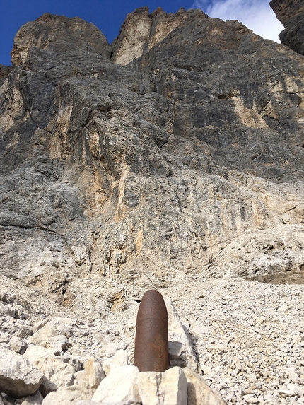 Sparalesto, Monte La Banca, Marmolada, Dolomiti, Susanna De Biasio, Davide Rovisi - Sparalesto sul Pilastro del Monte La Banca (Gruppo Marmolada, Dolomiti), Susanna De Biasio, Davide Rovisi 09/2021. 'All’attacco abbiamo fatto un ometto con i resti di una bomba inesplosa… dal dopo guerra fino agli anni '90 queste montagne sono state un poligono di tiro naturale per periodiche esercitazioni militari… i ghiaioni sono purtroppo cosparsi da questi residui contrariamente a quelli delle cime vicine (Cima Uomo ecc) che risalgono alla Grande Guerra'