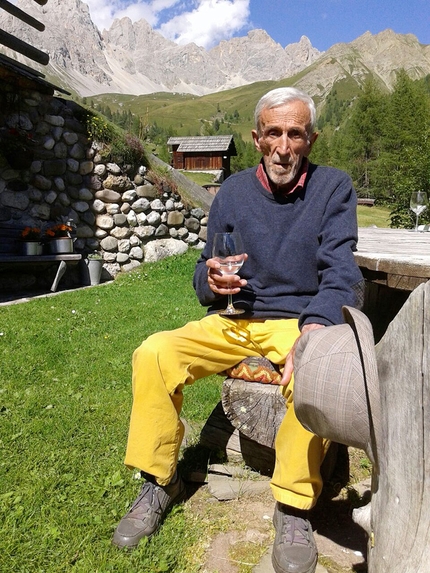 Sparalesto, Monte La Banca, Marmolada, Dolomiti, Susanna De Biasio, Davide Rovisi - Ernesto Fenti, nel 2016, una delle ultime estati in baita. Sullo sfondo da sx: Sasso di Val Fredda, Formenton e Banca