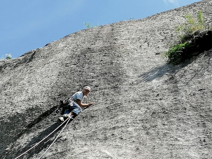 Placche del Ferro, Val del Ferro, Val di Mello, Andrea Mariani, Graziano Milani, Lorenzo Milani - Andrea Mariani in apertura su L1 di Ferrocinetica alle Placche del Ferro (Val del Ferro, Val di Mello)