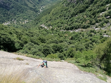 Placche del Ferro, Val del Ferro, Val di Mello, Andrea Mariani, Graziano Milani, Lorenzo Milani - Graziano Milani su L3 di Ferrocinetica alle Placche del Ferro (Val del Ferro, Val di Mello)