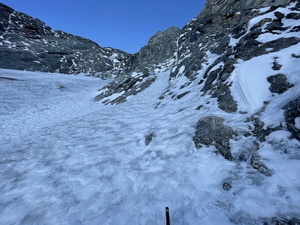 Grandes Jorasses, Colton Macintyre, Francesco Rigon, Edoardo Saccaro - Colton - Macintyre alle Grandes Jorasses: sotto la variante Alexis, il tiro duro della Colton a sinistra